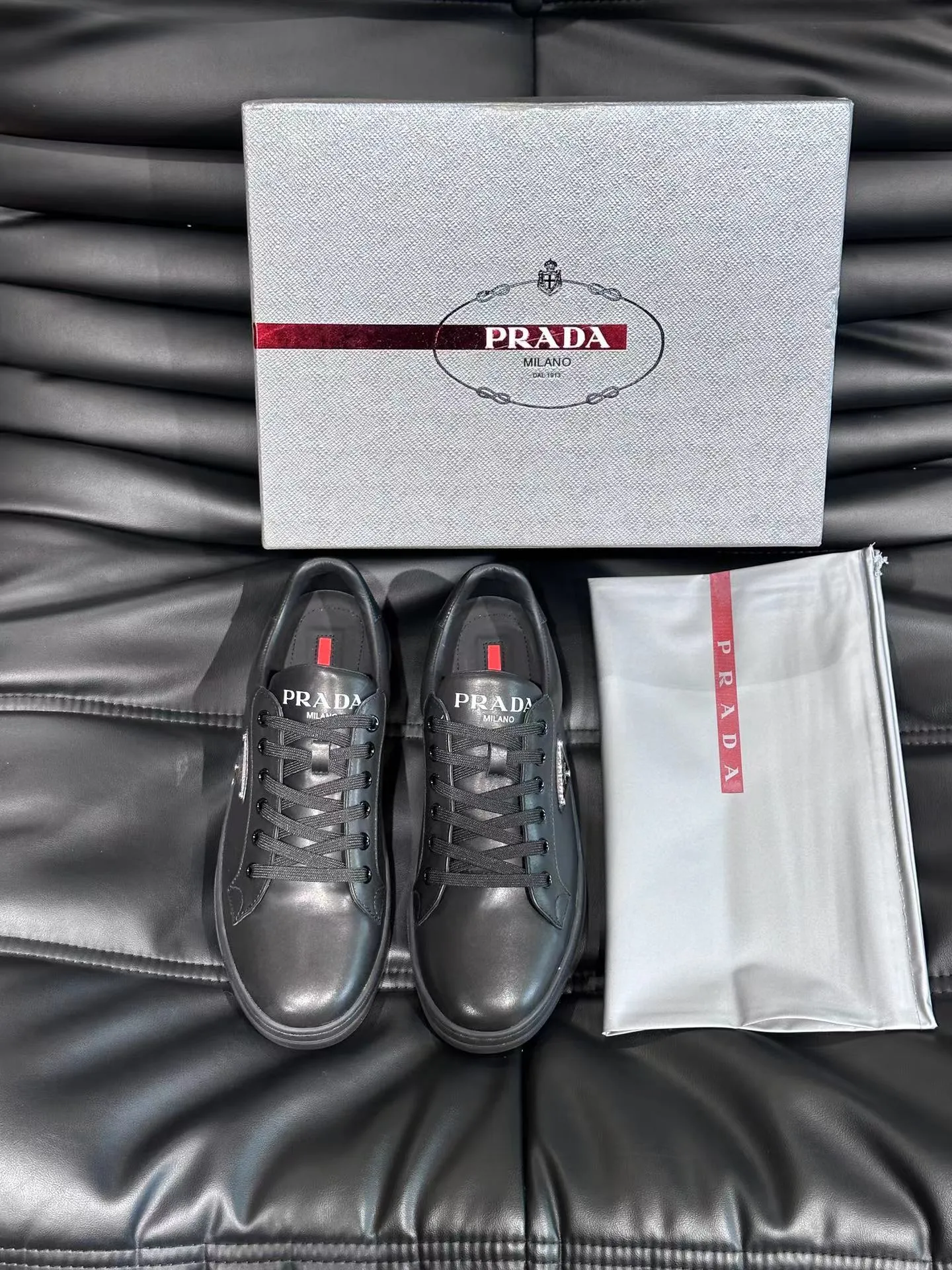 P380 Yuan 38-45 Prada Prada’s new men’s leather sports shoes, the highest version on the market, any comparison is welcome🆚! The original leather has excellent texture and is super high-end! Fetal sheep net lining imported from Italy, removable pad! Luxurious materials and fine workmanship, highly recommended!